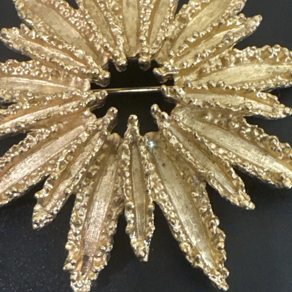 复古 70 年代设计师签名雅芳拉丝金色金块 Starburst 胸针 — 第 2/4 张图片