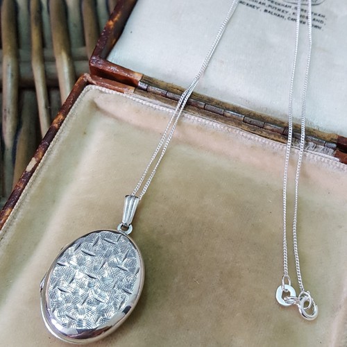 Vintage 925 Sterling Silver Necklace, Vintage Locket, Retro Locket, 1979 - Picture 3 of 8