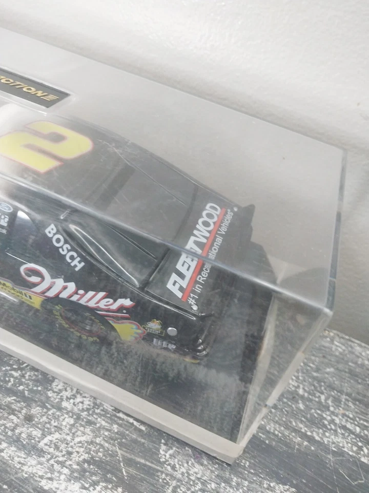 Banco diecast Miller Racing #2 edición limitada de acción en estuche de plástico transparente Foto 3 de 4