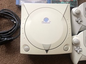 Dreamcast Console 2x controllers, leads and 4 games. (Working)