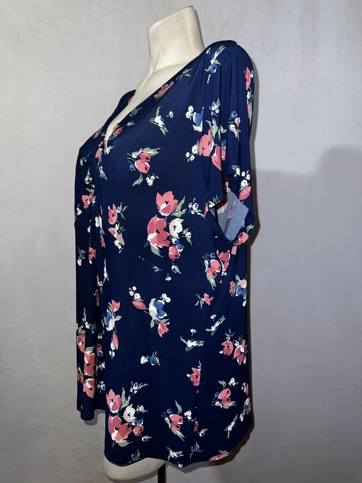 Nova Blusa Chaps Top Plus Size 2X Azul Marinho Estampa Floral Manga Curta Decote V - Imagem 4 de 4