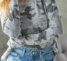 Doe & Rae long sleeve Camo print ribbed knit top size M