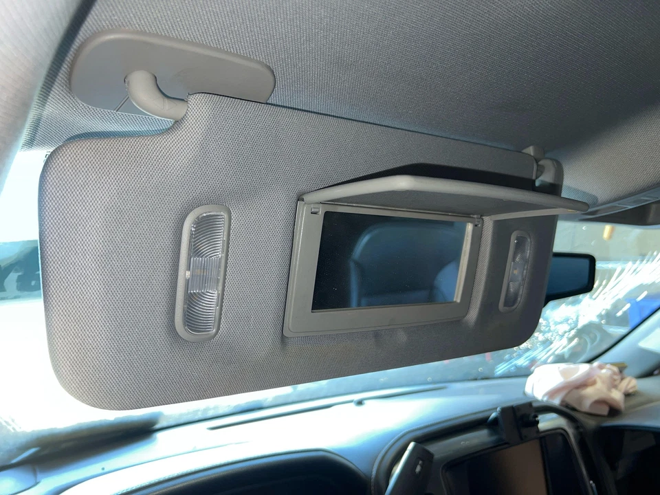 2015 - 2019 Chevy Silverado 2500HD Driver LH Left Gray Illuminated Sun Visor Foto 2 de 3