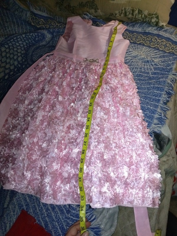 Beautiful Pink Girls Dressed With Raised Flowers Around Skirt