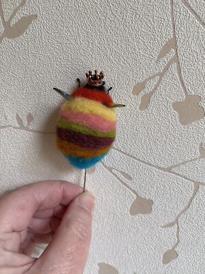 Regenbogen Bienenkönigin Stecknadel, Brosche, Hummel Handarbeit Nadelfilz