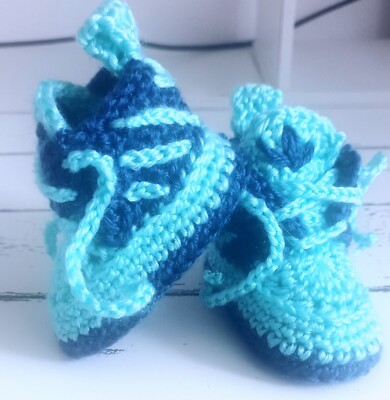 NEU BABY GEHÄKELTE SNEAKER TURNSCHUHE BOOTIES DUNKELBLAU AQUA HERGESTELLT IN ENGLAND 