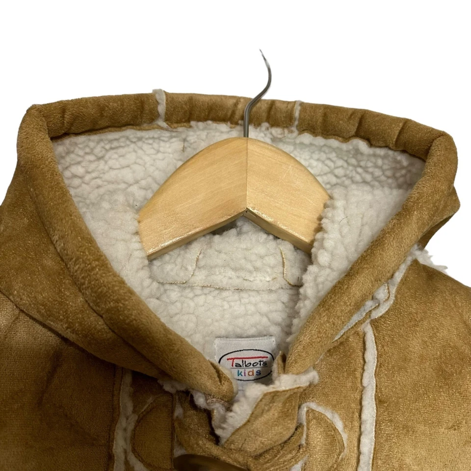 Casaco infantil Talbots camurça sintética e shearling com capuz botões de madeira tamanho bebê 6 meses - Imagem 4 de 4