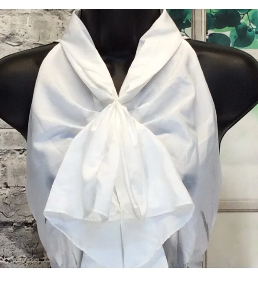 Top grande con volantes blancos Foto 2 de 4