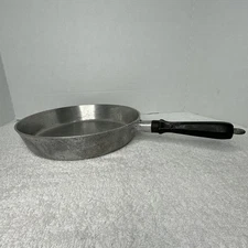 CLUB HAMMERCRAFT 10 INCH HAMMERED ALUMINUM FRY PAN SKILLET  WOOD HANDLE VTG