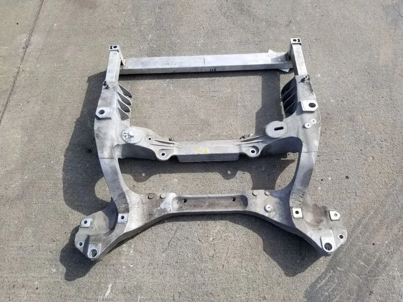 Nissan 370Z QX50 2009-2020 suspensión delantera travesaño motor base Foto 3 de 3