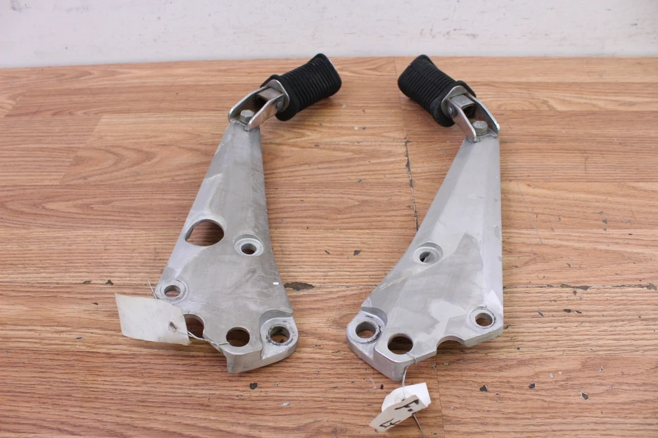 Suzuki GS450L 1983 estriberas traseras izquierda y derecha con soportes para mufflet - par Foto 2 de 4