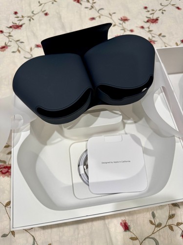 Apple AirPods Max Headphones - MWW43AM/A - Midnight 2024 USB-C - Open box - Photo 2 sur 5