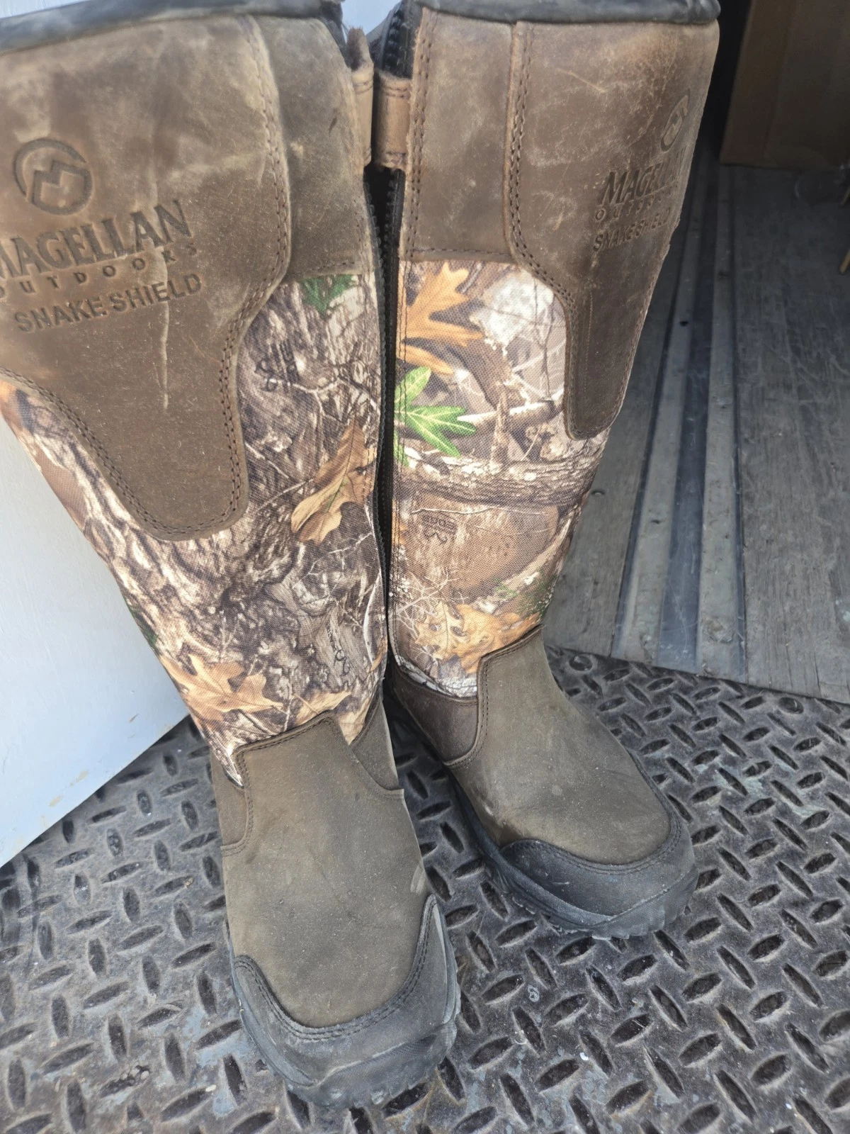 EUC Men's Magellan Snake Boots. Waterproof Knee High Zip Size 8D Hunting Camping