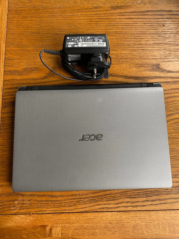 Acer Aspire One 753 Netbook 11.6" Silver & Charger - Image 4 of 4