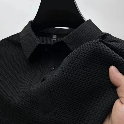 Atmungsaktives Herren-Polohemd im Business-Casual-Stil mit kurzen Ärmeln.