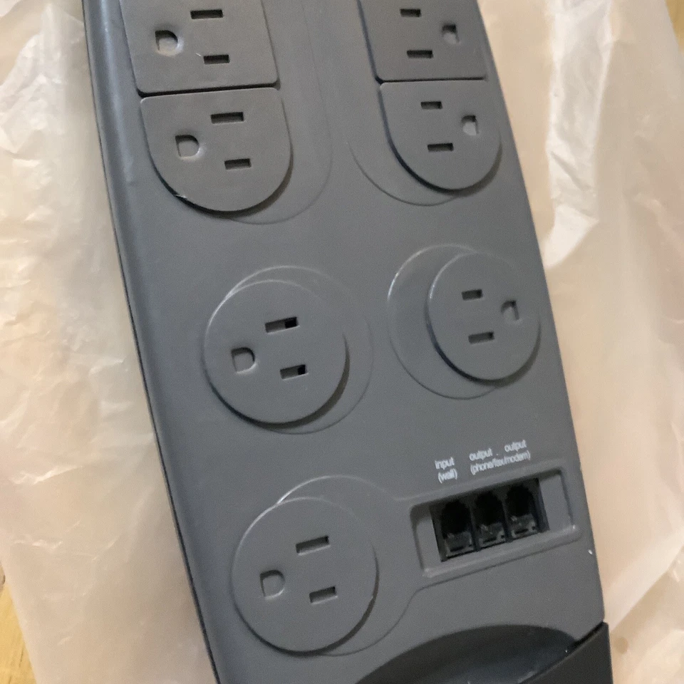 Belkin &SurgeMaster Surge Protector 9 Outlets w/Child-proof covers. M: F9M923-08 - Image 3 of 4