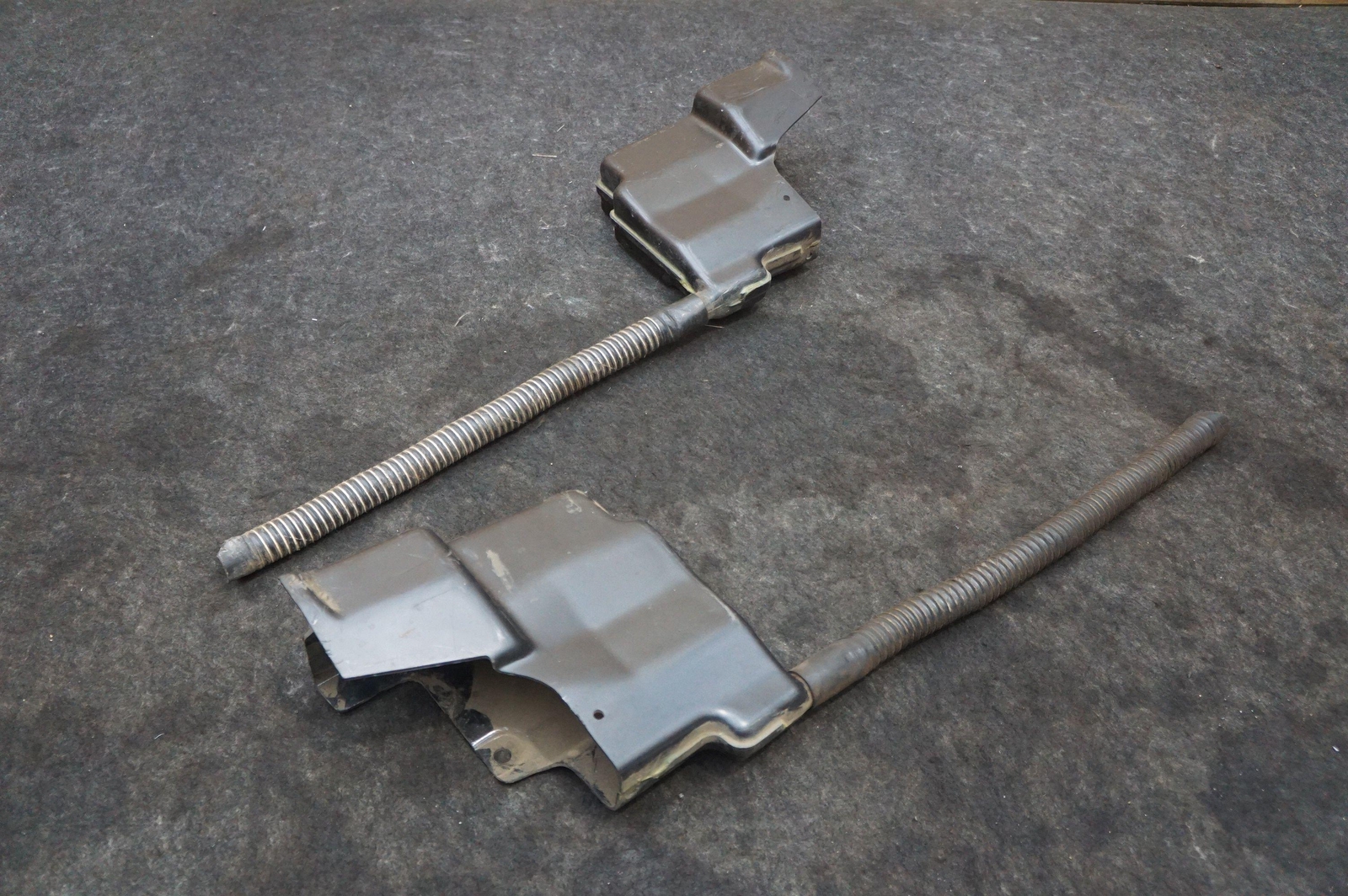 Set 2 Left & Right Water Drip Tray 407813953B Lamborghini Gallardo Spyder 2010