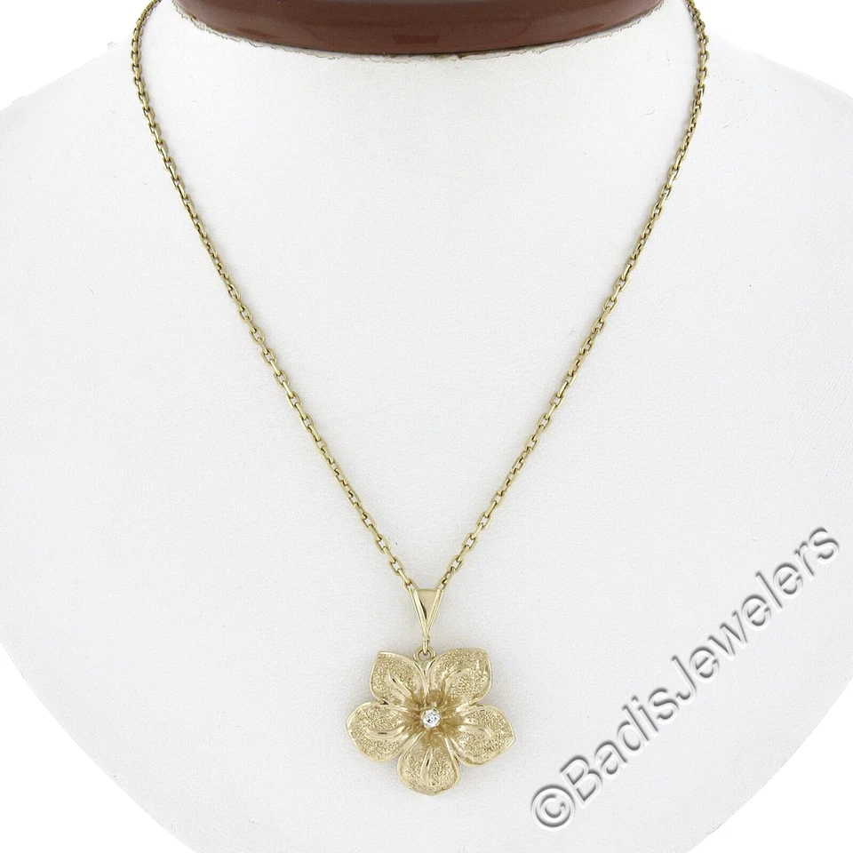 Solid 14k Yellow Gold 0.04ct Diamond Detailed Textured Flower Pendant Necklace - Imagem 2 de 4