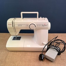 TOYOTA RS2000 HOME SEWING MACHINE  ELECTRIC MECHANICAL *WORKING*
