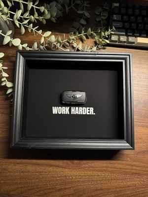 Bentley Schlüsselrahmen von FramedCash - WORK HARDER Rahmen (20x25cm) | 