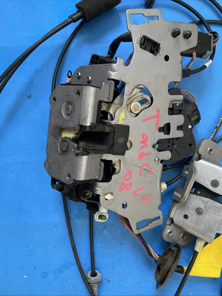 Actuador de cierre de cerradura de puerta corredera izquierda trasera izquierda Dodge Grand Caravan OEM 2008-2019 Foto 2 de 4