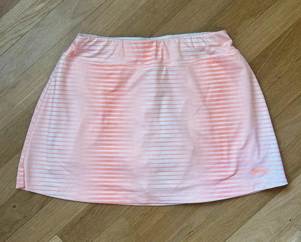 Skort de tenis Slazenger blanco y naranja con patrón para mujer talla pequeña Foto 2 de 4