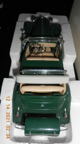 Danbury Mint 1932 Cadillac V-16 Sport Phaeton Stylish Convertible 1/24 Scale - Picture 3 of 9