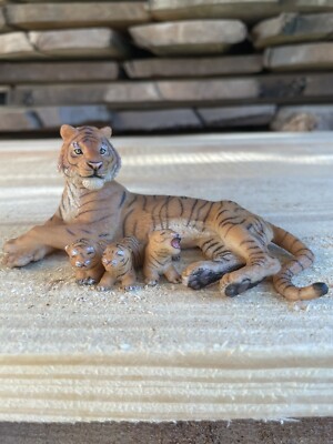 Papo liegende Tigerin mit säugenden Jungtieren   50156
