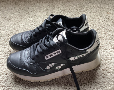 Reebok Classic Leather Black Embroidered Flowers Girls  Sneakers Size 5