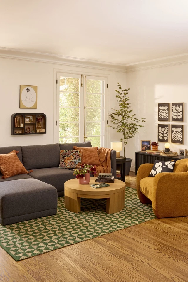 Hermosa almohada decorativa de algodón pata de gallo tonal con borlas de Drew Foto 2 de 4