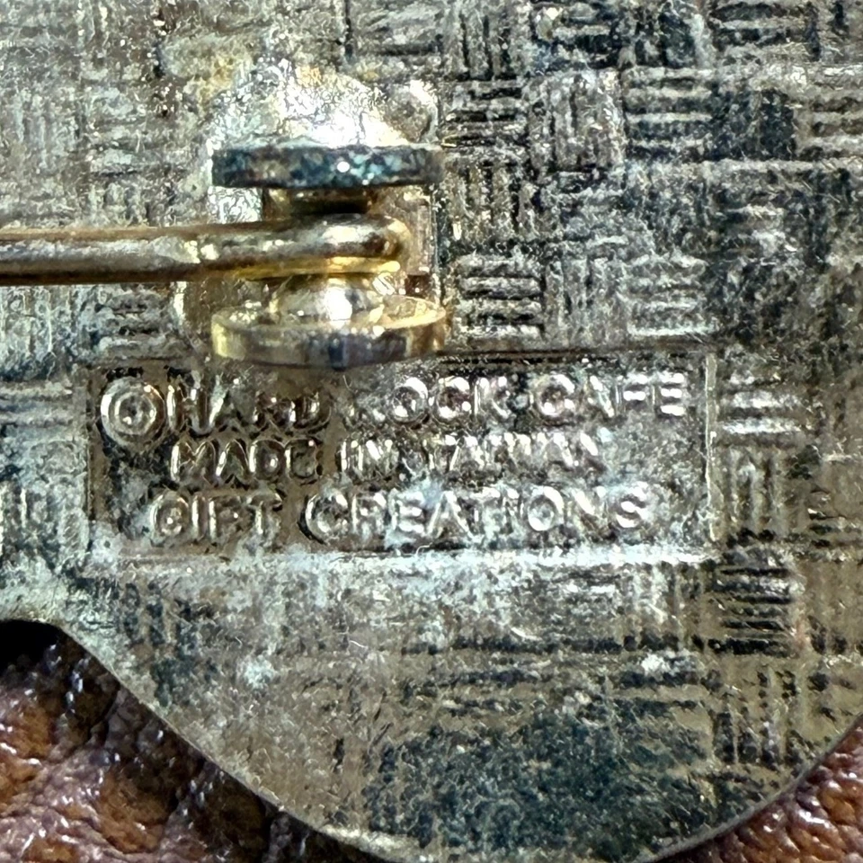 Broche de solapa esmaltada con prendedor de guitarra Hard Rock Café Los Angeles de colección Foto 3 de 4