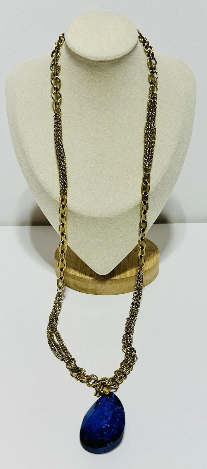 VETEMENTS Collana tono oro con ciondolo a goccia acrilico blu multistrato 30 pollici.