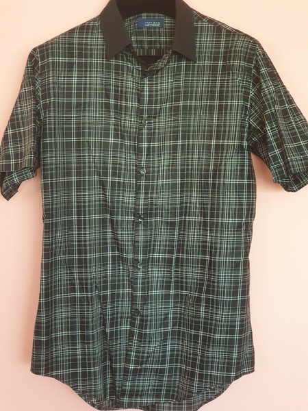 Camisa de cuadros negra de hombre, marca Zara.