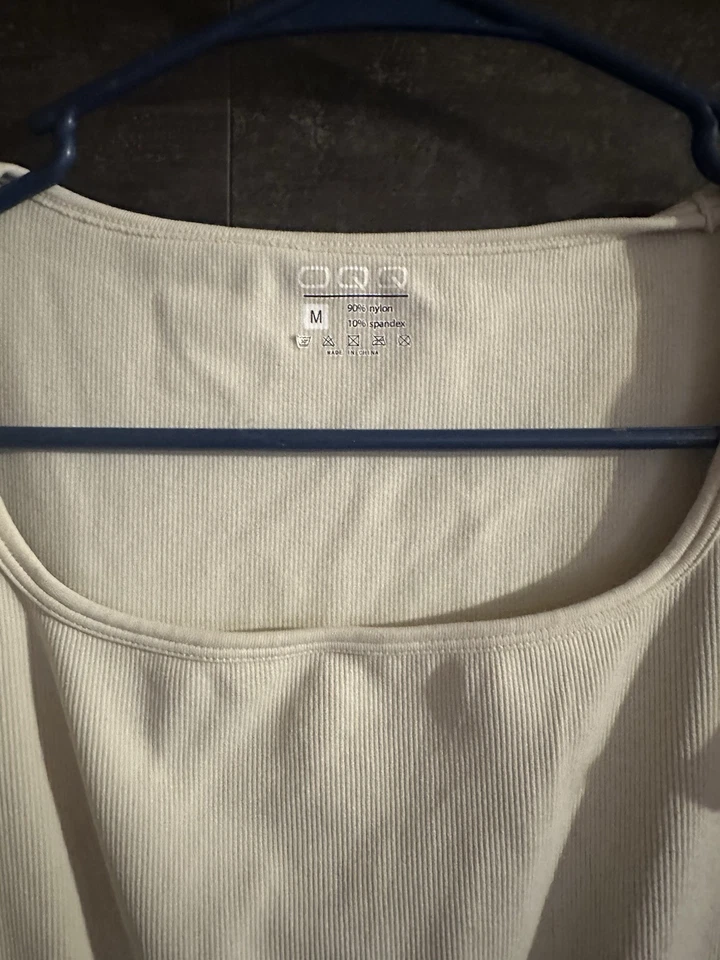 Mono Oqq para mujer mediano blanco roto acanalado cuello cuadrado Foto 3 de 4