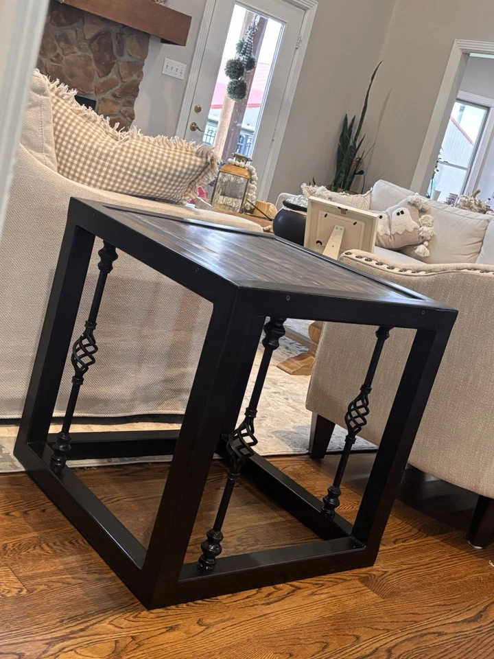 Mesa auxiliar de acero soldado de 2 pies X2 pies hecha a medida con tapa de madera de cedro rojo satinado Foto 3 de 4