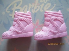 BARBIE DOLL / PAIR OF SHOES: BOOTS, PUMPS ....... (358)