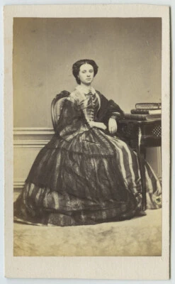 CDV 1860-70 Victor Petit à Langres. Femme élégante. Robe. Mode. - Photo 1/2
