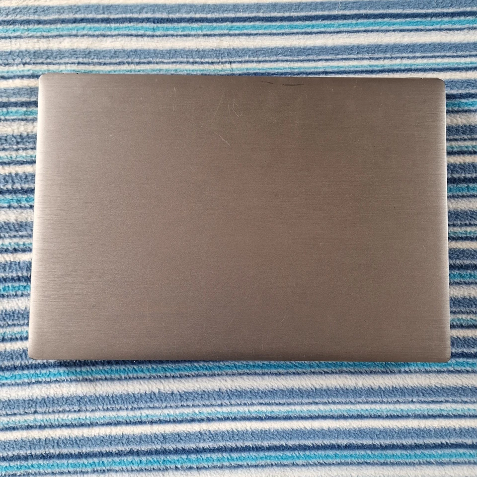 Clevo (Ergo) W547CZ Pantalla táctil, Celeron, 14", Windows 10, Disco duro de 500 GB, 8 GB de RAM Foto 3 de 4