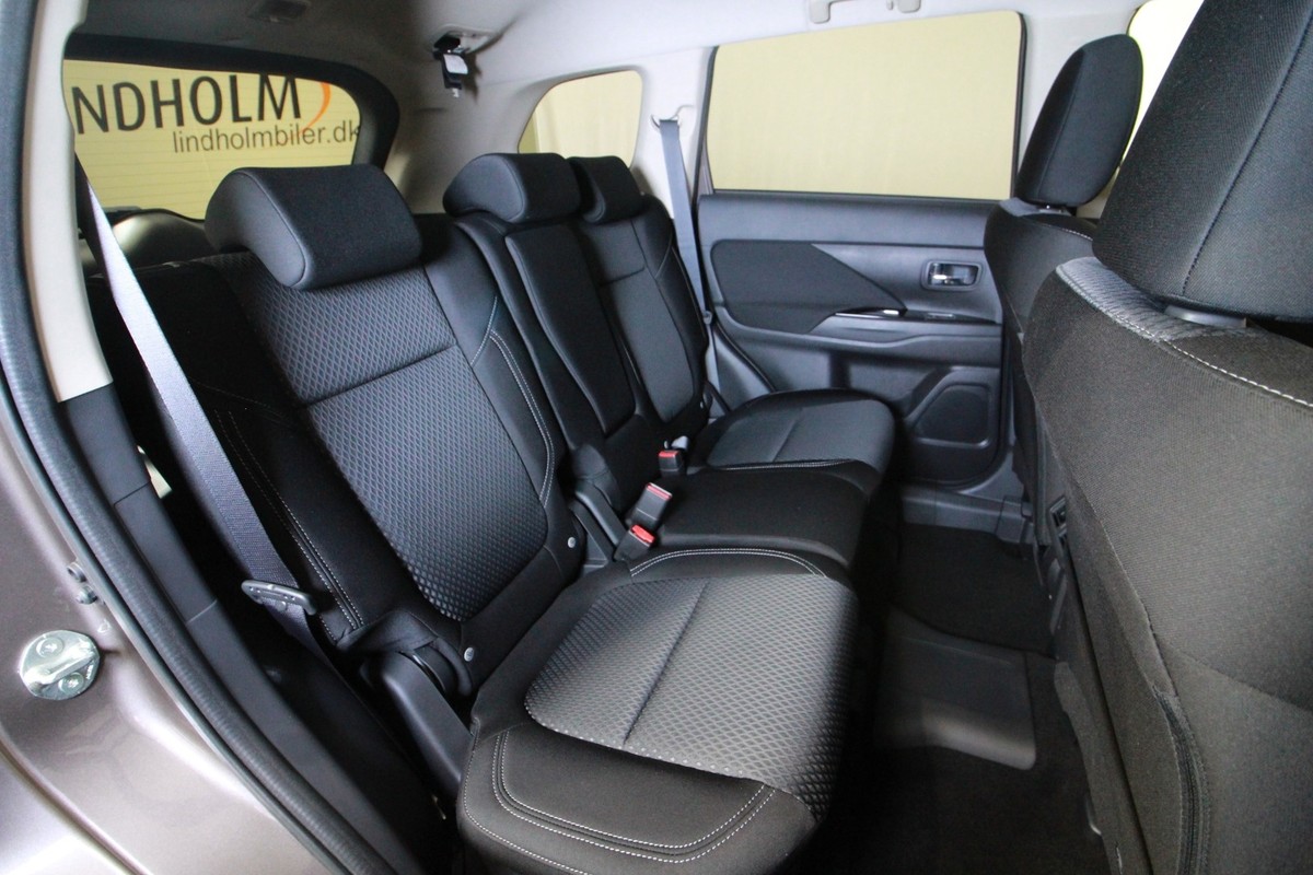 Mitsubishi Outlander 2,4 PHEV Inform+ CVT 4WD