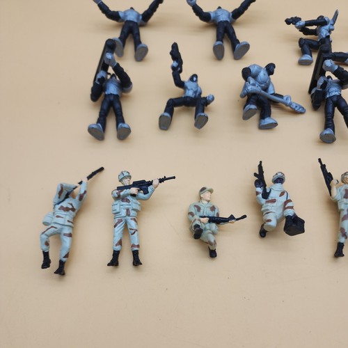 Vintage Trendmasters Cyber Troopers and little army people - Picture 7 of 7