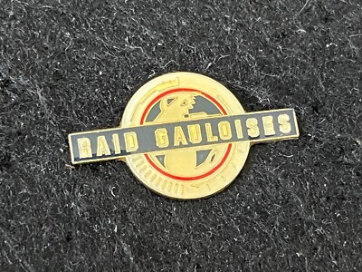 a PINS PIN ENAMEL CAR AUTO AUTOMOBILE RAID GALLIC