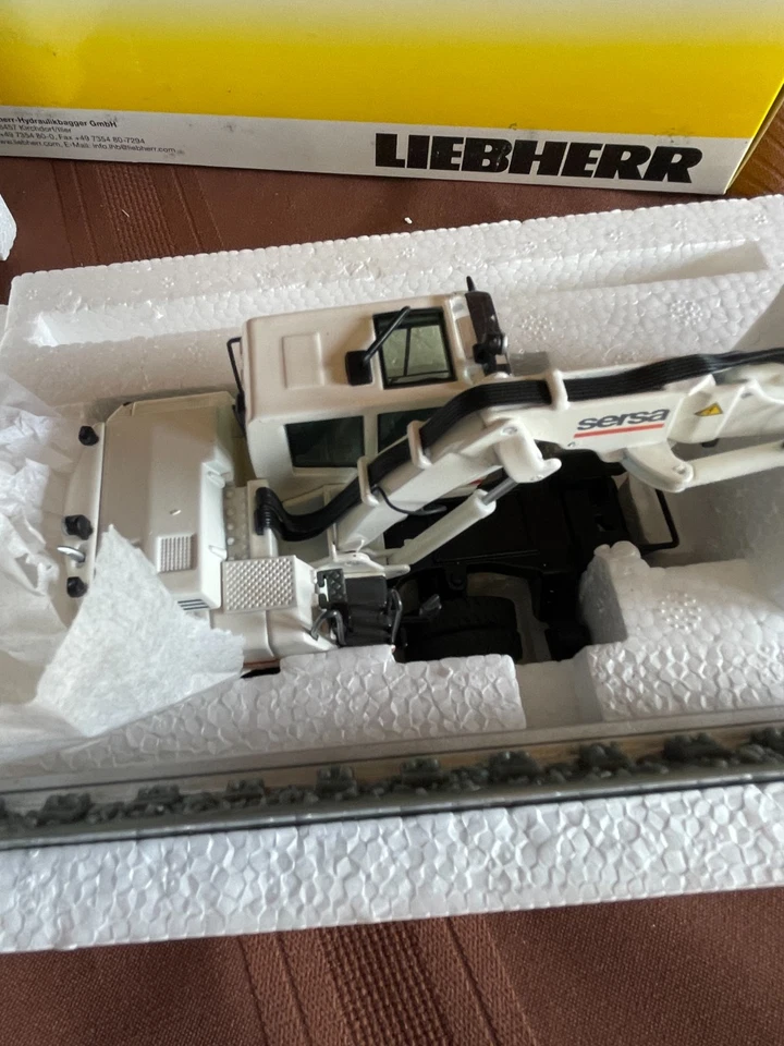 A900 C ZW Excavator Liebherr NZG 903/02 Scale 1:50 - Image 3 of 4