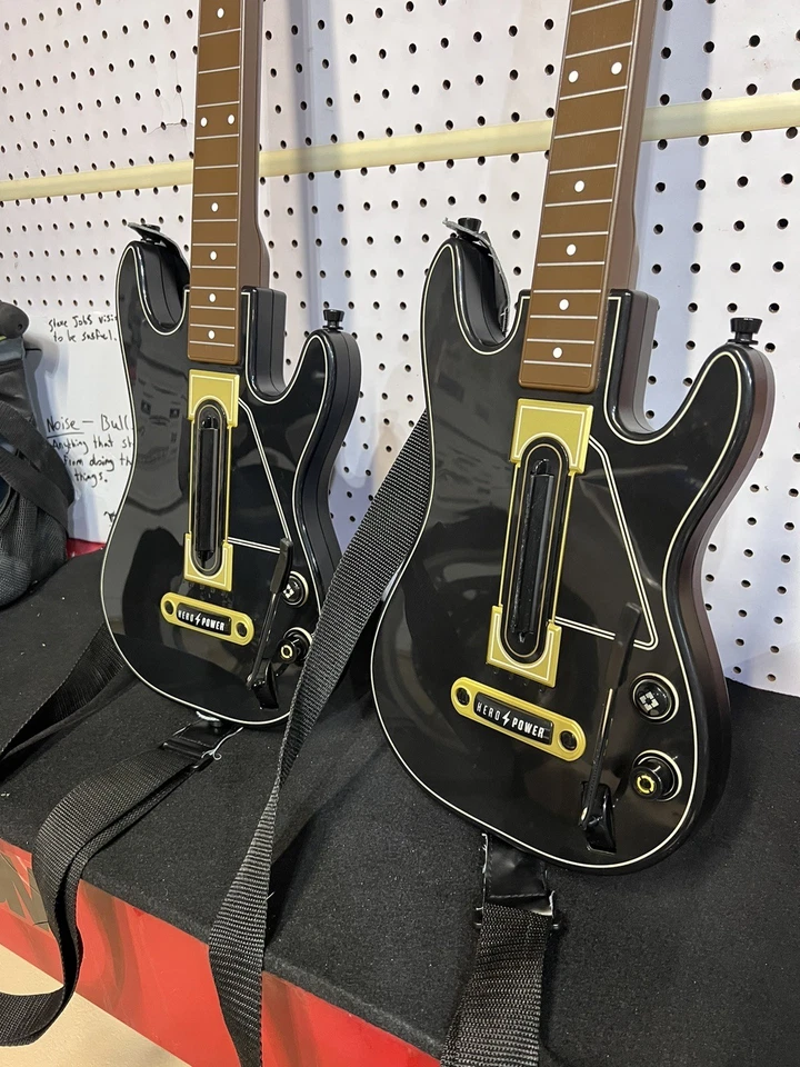 Guitarra eléctrica Guitar Hero Hero faltan dongles y carcasa de batería tiene correas Foto 3 de 4
