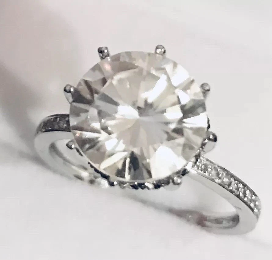 Enorme anillo de compromiso de moissanita y diamantes naturales de corte redondo de 3,5 quilates de oro de 10 k Foto 2 de 4