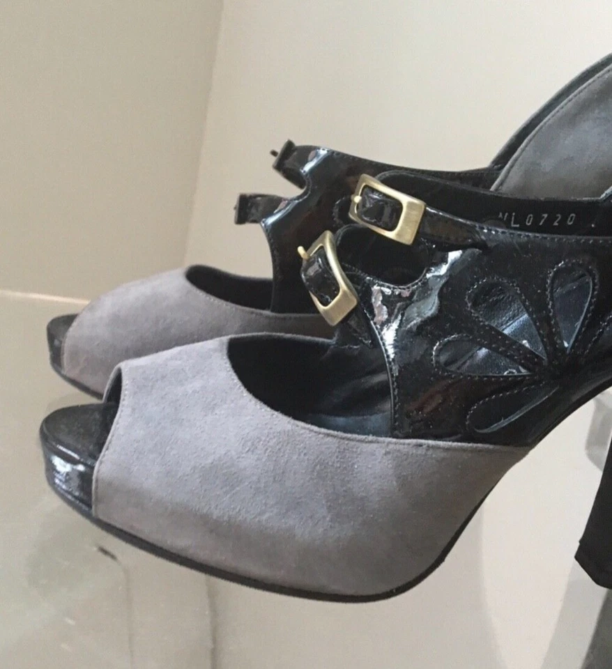 Nanette Lepore Gris Gamuza Negro Charol Hebilla Peep Toe Tacones Altos 7.5  Foto 4 de 4