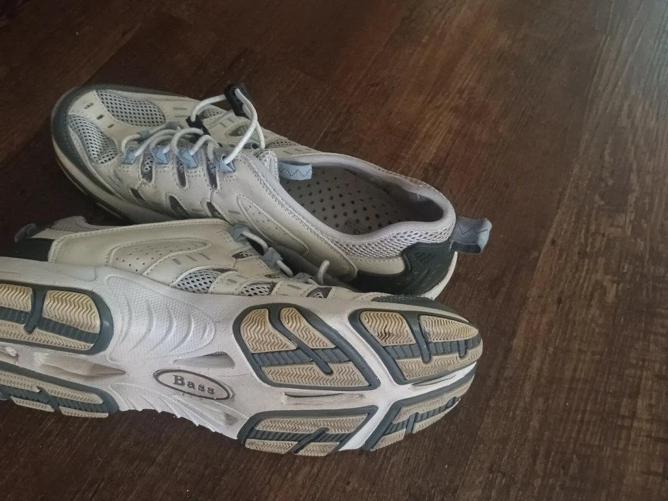 ladies bass tennis shoes. Size 6 - Image 4 of 4