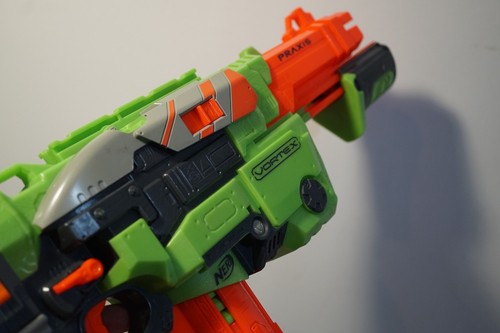 Pistola bláster NERF N-strike Vortex Praxis stock desmontable + revista extra + 17 discos - Imagen 6 de 12