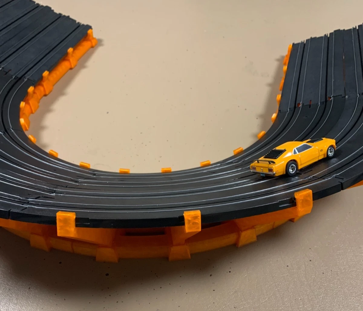 TIKATARER Pista de Carreras de Coches RC de 120 Piezas, Valla de Campo de Deriva Roja y Blanca, Pista de Carreras de Conos de Carretera de 30 Piezas