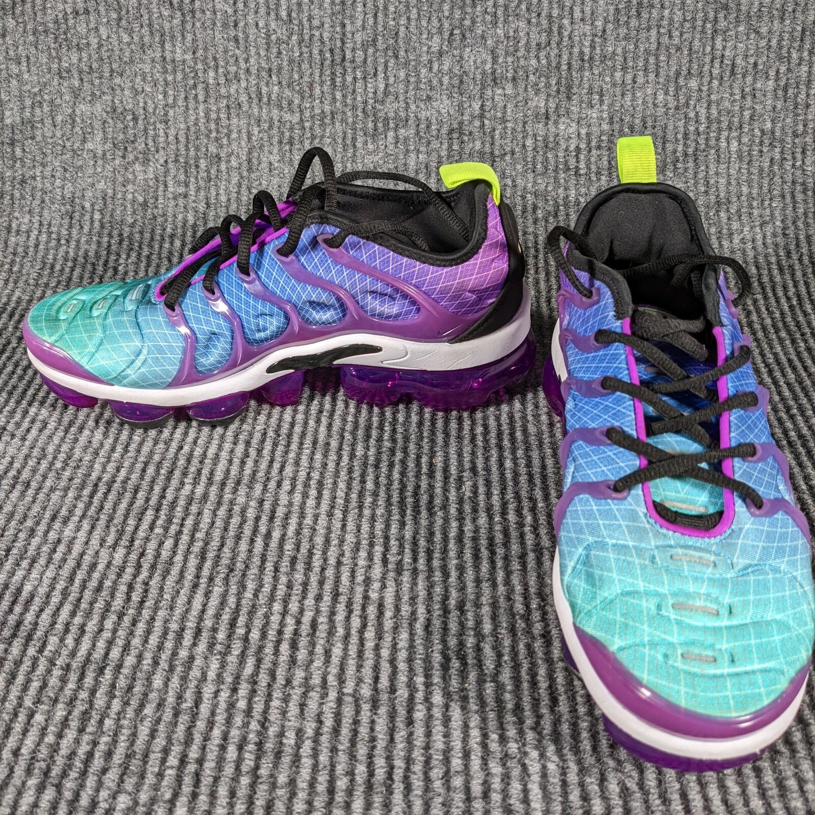 nike vapormax plus hyper violet