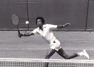 6. ARTHUR ASHE - 1973 ROLAND GARROS - Neue Karte mit Schwarz-Weiß-Foto